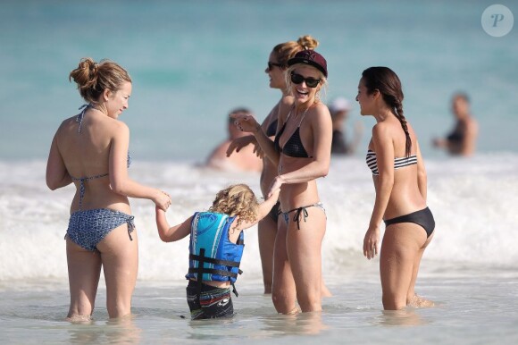 Ashlee Simpson et son fils Bronx Wentz en vacances sur la plage de Oahu à Hawai, le 29 décembre 2012.