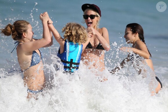 Ashlee Simpson et son fils Bronx Wentz en vacances sur la plage de Oahu à Hawai, le 29 décembre 2012.