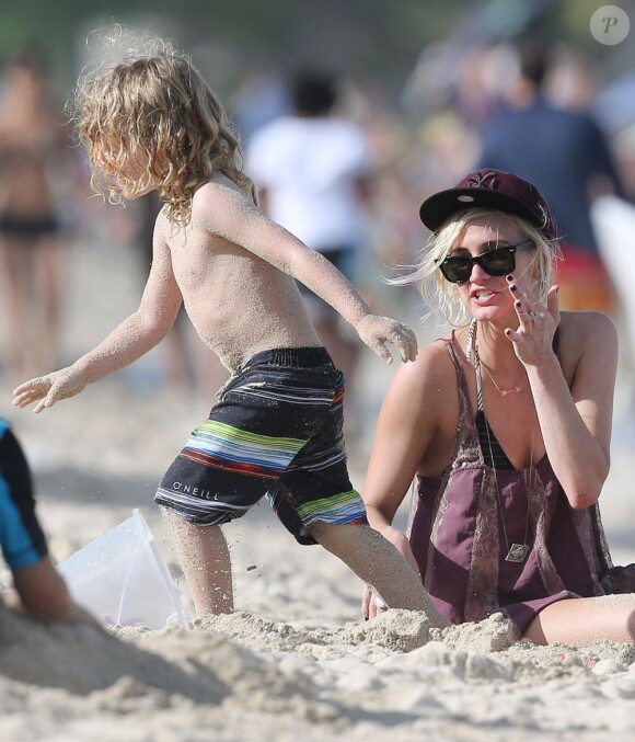 Ashlee Simpson et son fils Bronx Wentz sont en vacances sur la plage de Oahu à Hawai, le 29 décembre 2012.