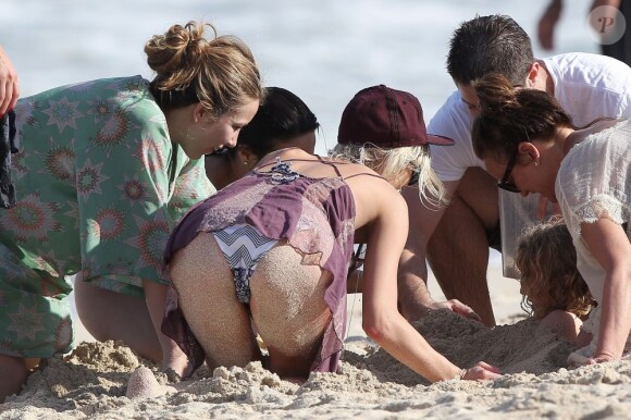 Ashlee Simpson et son fils Bronx Wentz en vacances sur la plage de Oahu à Hawai, le 29 décembre 2012.