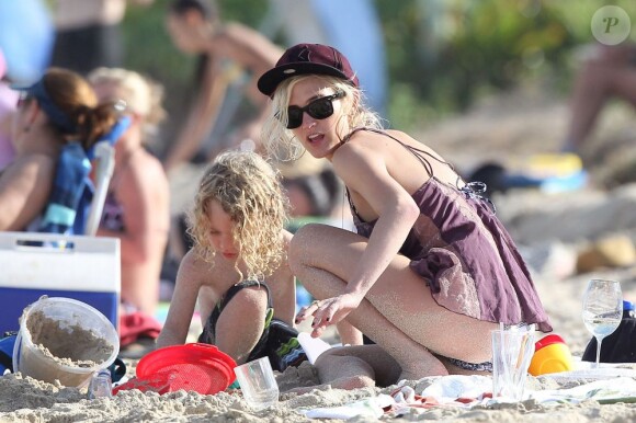 Ashlee Simpson et son fils Bronx Wentz en vacances sur la plage de Oahu à Hawai, le 29 décembre 2012.