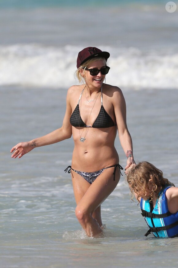 Ashlee Simpson et son fils Bronx Wentz en vacances sur la plage de Oahu à Hawai, le 29 décembre 2012.