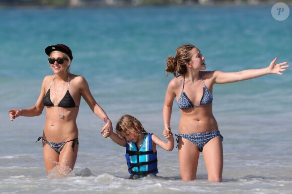 Ashlee Simpson et son fils Bronx Wentz en vacances sur la plage de Oahu à Hawai, le 29 décembre 2012.