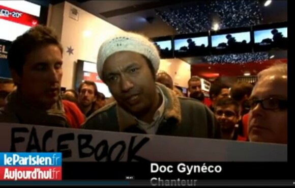 Doc Gyneco avec les salariés de Virgin Megastore menacés de licenciement à Paris le 30 décembre 2012.