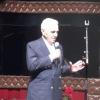 Charles Aznavour rejoint sur scène Lynda Lemay pour la décorer, à L'Olympia, à Paris, le 30 janvier 2012.