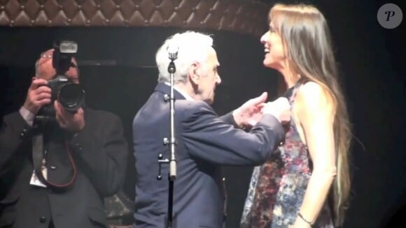 Charles Aznavour remet à Lynda Lemay les insignes de chevalier des Arts et des Lettres, à L'Olympia, à Paris, le 30 janvier 2012.
