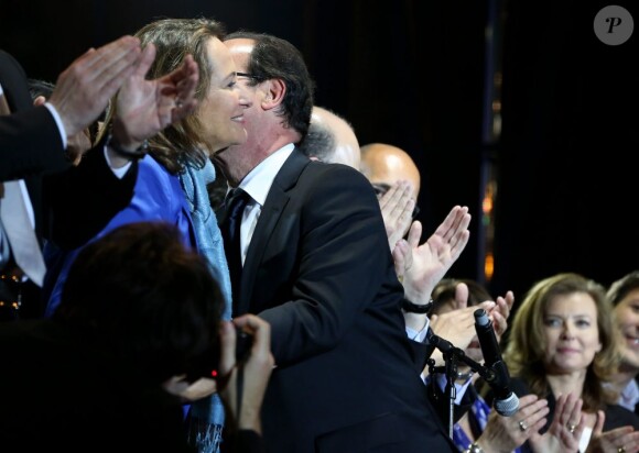 François Hollande, tout juste élu, embrasse Segolène Royal place de la Bastille, le 6 mai 2012.
