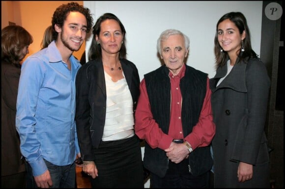 Ségolène Royal avec son fils Thomas et sa fille Clémence entourent Charles Aznavour, à Paris, le 7 novembre 2007.