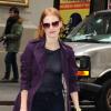 Jessica Chastain arrive détendue, trench violet, haut légérement transparent et jean, au Walter Kerr Theatre de New York, le 2 janvier 2013.