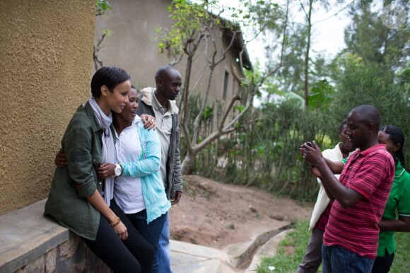 Sonia Rolland était en voyage humanitaire au Rwanda, son pays d'origine, fin novembre - début décembre 2012 pour le compte de son association Maïsha Africa. Elle rend visite à des "Chefs de famille" à Kinyinya.