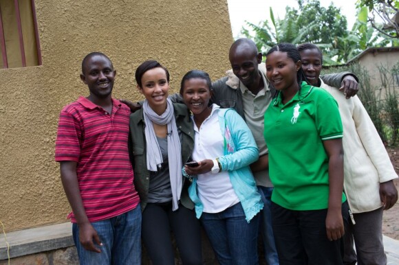 Sonia Rolland était en voyage humanitaire au Rwanda, son pays d'origine, fin novembre - début décembre 2012 pour le compte de son association Maïsha Africa. Elle visite des "Chefs de famille" à Kinyinya. Les maisons sont réhabilitées par l'association.