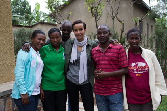 Sonia Rolland était en voyage humanitaire au Rwanda, son pays d'origine, fin novembre - début décembre 2012 pour le compte de son association Maïsha Africa. Elle rend visite aux "Chefs de famille" à Kinyinya.