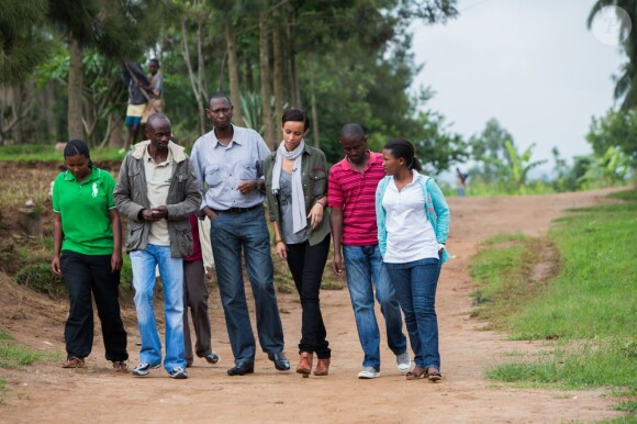 Sonia Rolland était en voyage humanitaire au Rwanda, son pays d'origine, fin novembre - début décembre 2012 pour le compte de son association Maïsha Africa. Elle rend visite aux "Chefs de famille" à Kinyinya.