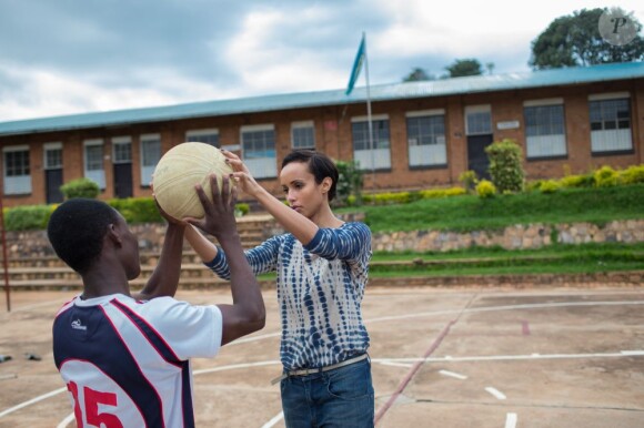 Sonia Rolland était en voyage humanitaire au Rwanda, son pays d'origine, fin novembre - début décembre 2012 pour le compte de son association Maïsha Africa. Sonia Rolland a rendu visite aux religieuses de l'Assomption de Kabuye où les soeurs y pratiquent l'artisanat et la broderie.