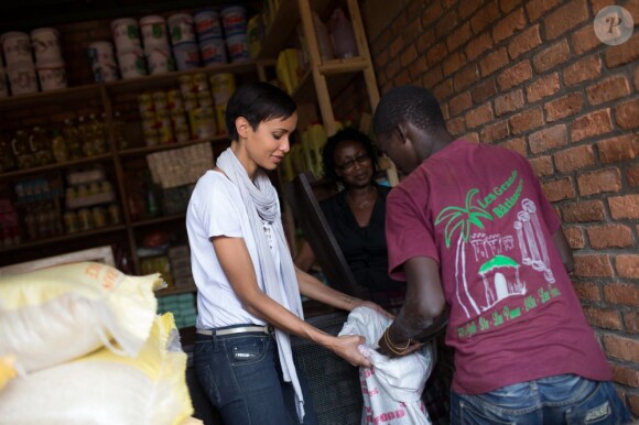 Sonia Rolland était en voyage humanitaire au Rwanda, son pays d'origine, fin novembre - début décembre 2012 pour le compte de son association Maïsha Africa. Sonia Rolland visite le marché Isoko de Nyamirambo, où elle a fait des courses pour l'orphelinat Gisimba.