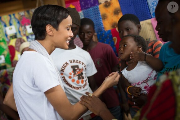 Sonia Rolland était en voyage humanitaire au Rwanda, son pays d'origine, fin novembre - début décembre 2012 pour le compte de son association Maïsha Africa. Sonia Rolland visite le marché Isoko de Nyamirambo, où elle a fait des courses pour l'orphelinat Gisimba.