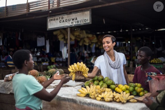 Sonia Rolland était en voyage humanitaire au Rwanda, son pays d'origine, fin novembre - début décembre 2012 pour le compte de son association Maïsha Africa. Sonia Rolland visite le marché Isoko de Nyamirambo, où elle a fait des courses pour l'orphelinat Gisimba.