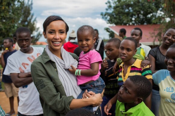 Sonia Rolland était en voyage humanitaire au Rwanda, son pays d'origine, fin novembre - début décembre 2012 pour le compte de son association Maïsha Africa. Elle tient ici dans ses bras la petite Ornella, 2 ans, abandonnée par sa mère et qui est atteinte d'une maladie grave.