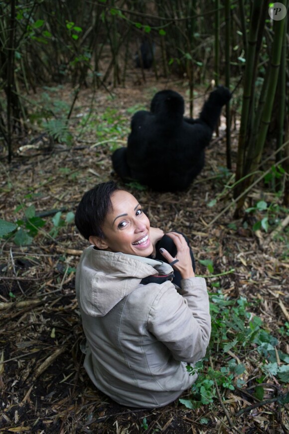 Sonia Rolland rendant visite à la famille des gorilles Sabignwo, au Rwanda, le 29 novembre 2012.