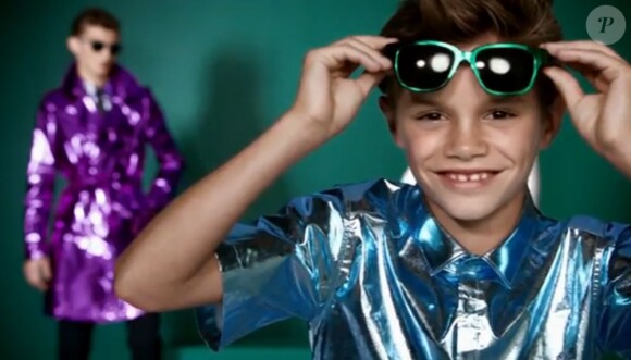 Le petit Romeo Beckham dans la campagne vidéo Burberry printemps-été 2013.