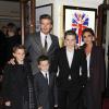 David et Victoria Beckham, avec leurs enfants Romeo, Cruz et Brooklyn à la première du spectacle 'Viva Forever' à Londres, le 11 décembre 2012.