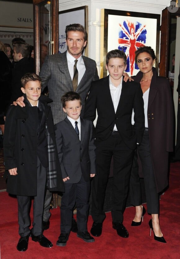 David et Victoria Beckham, avec leurs enfants Romeo, Cruz et Brooklyn à la première du spectacle 'Viva Forever' à Londres, le 11 décembre 2012.