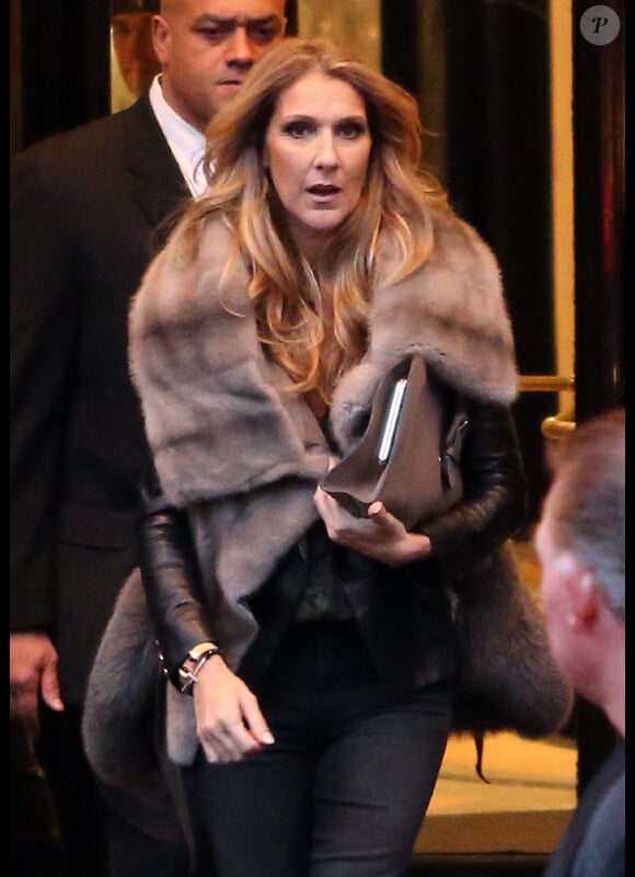 Céline Dion quitte son hôtel, le George V, pour se rendre sur le plateau de l'émission C à vous, Paris, le 28 novembre 2012.