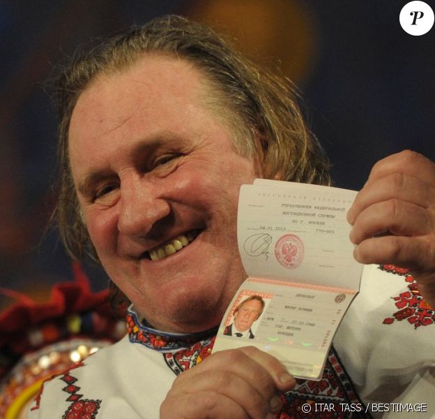 Gérard Depardieu, en costume traditionnel, exhibe fièrement son nouveau passeport russe à Saransk le 6 janvier 2013.
