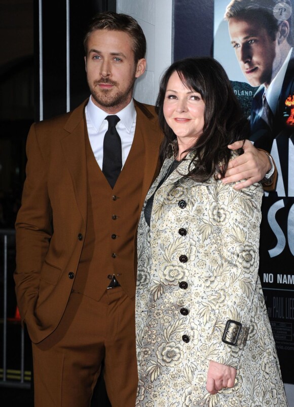 Ryan Gosling pose avec sa maman Donna pour l'avant-première de Gangster Squad au Grauman's Chinese Theatre de Los Angeles, le 7 janvier 2013.