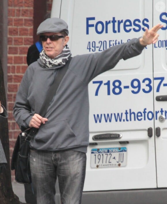 David Bowie attend un taxi avec une amie a New York le 18 Octobre 2012.  David Bowie seen hailing a cab in New York City with a friend. Once one of the most recognisable singers in the world, the aging rocker is rarely seen in public anymore in New York, Thursday October 18, 2012.18/10/2012 - New York