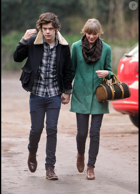 Taylor Swift et Harry Styles des One Direction vont déjeuner en amoureux, pour les 23 ans de la chanteuse, à Cheshire, au Royaume-Uni, le 13 décembre 2012.