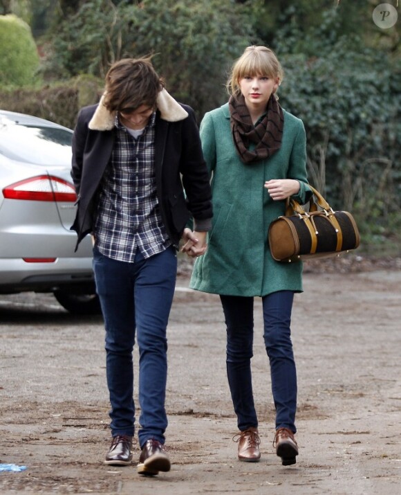 Taylor Swift et Harry Styles vont déjeuner en amoureux, pour les 23 ans de la chanteuse, à Cheshire, au Royaume-Uni, le 13 décembre 2012.