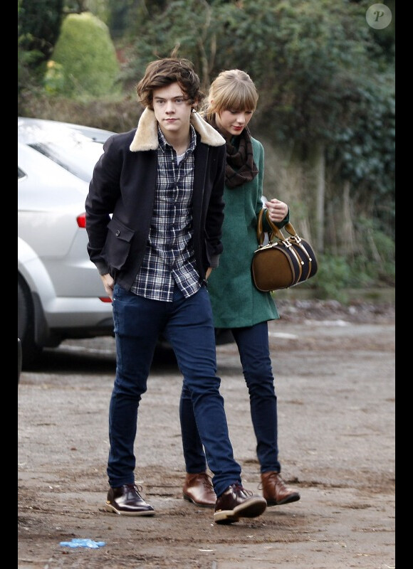 Taylor Swift et Harry Styles vont déjeuner en amoureux, pour les 23 ans de la chanteuse, à Cheshire, au Royaume-Uni, le 13 décembre 2012.