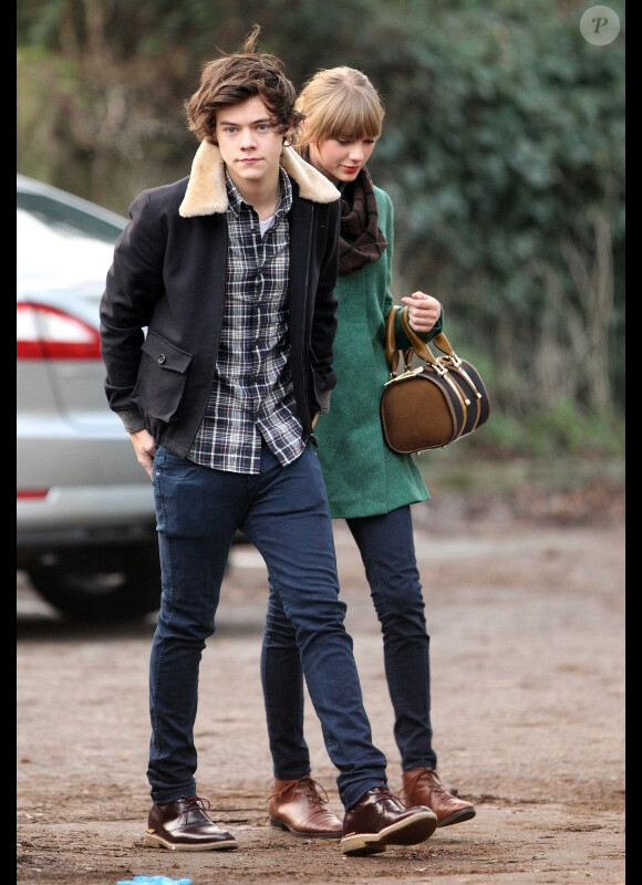 Taylor Swift et Harry Styles vont déjeuner en amoureux, pour les 23 ans de la chanteuse, à Cheshire, au Royaume-Uni, le 13 décembre 2012.