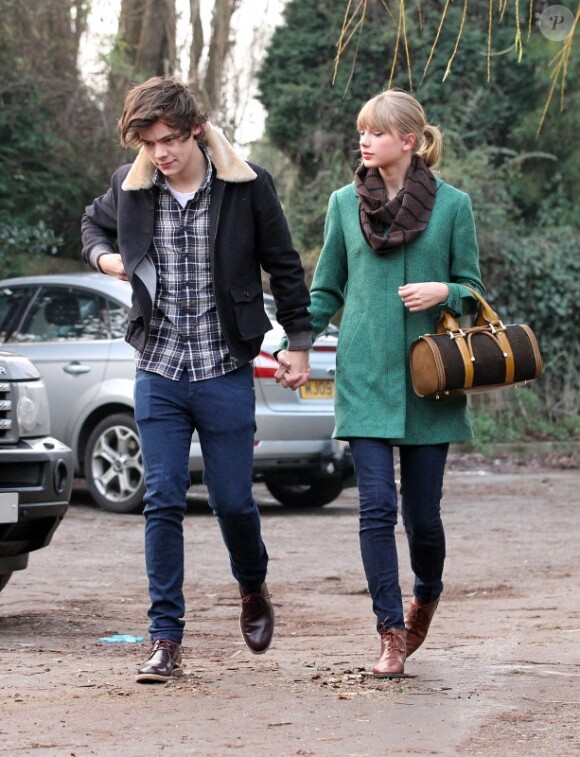 Taylor Swift et Harry Styles vont déjeuner en amoureux, pour les 23 ans de la chanteuse, à Cheshire, au Royaume-Uni, le 13 décembre 2012.