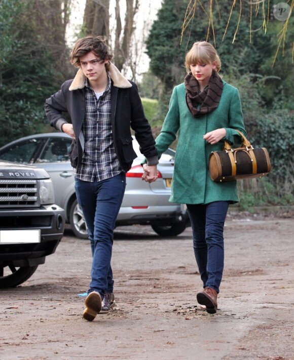 Taylor Swift et Harry Styles vont déjeuner, pour les 23 ans de la chanteuse, à Cheshire, au Royaume-Uni, le 13 décembre 2012.