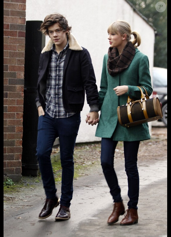 Taylor Swift et Harry Styles vont déjeuner en amoureux, pour les 23 ans de la chanteuse, à Cheshire, au Royaume-Uni, le 13 décembre 2012.