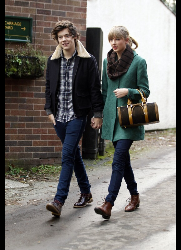 Taylor Swift et Harry Styles vont déjeuner en amoureux, pour les 23 ans de la chanteuse, à Cheshire, au Royaume-Uni, le 13 décembre 2012.