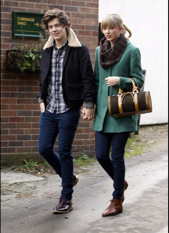 Taylor Swift et Harry Styles vont déjeuner en amoureux, pour les 23 ans de la chanteuse, à Cheshire, au Royaume-Uni, le 13 décembre 2012.