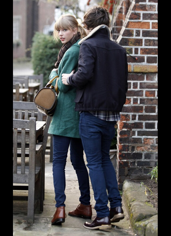 Taylor Swift et Harry Styles vont déjeuner en amoureux, pour les 23 ans de la chanteuse, à Cheshire, au Royaume-Uni, le 13 décembre 2012.
