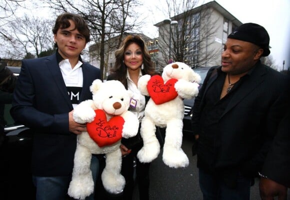 Prince Michael Jackson Jr et LaToya Jackson ont rendu visite à des enfants touchés par le cancer dans un hôpital de Cologne, le 6 janvier 2012