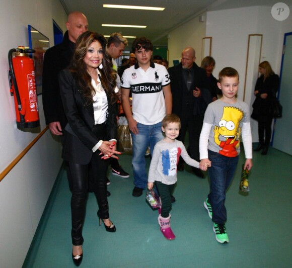 Prince Michael Jackson Jr et LaToya Jackson ont rendu visite à des enfants touchés par le cancer dans un hôpital de Cologne, le 6 janvier 2012