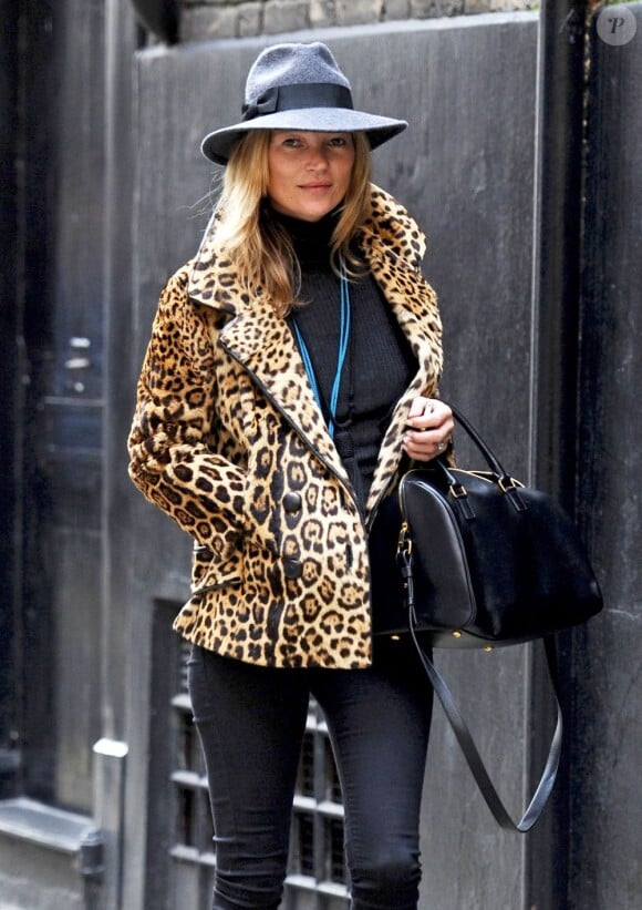 Kate Moss, détendue et stylée pour faire du shopping dans le centre de Londres. Le 8 janvier 2013.