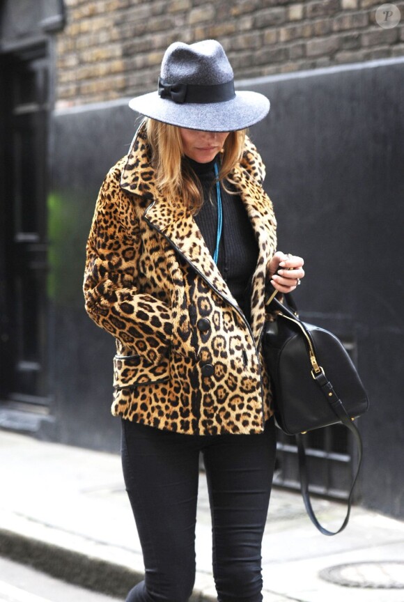 Kate Moss fait profil bas au cours de sa séance shopping à Londres. Le 8 janvier 2013.