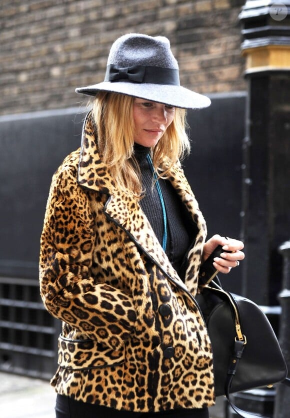 Kate Moss fait du shopping dans le centre de Londres. Le 8 janvier 2013.