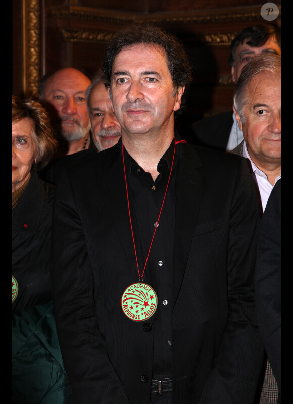 François Morel reçoit le Prix Alphonse Allais, à Paris, le 9 mai 2012.
