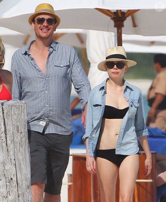 Michelle Williams et Jason Segel  passent un moment ensoleillé à la plage à Cancun