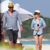 Amoureux, Michelle Williams et Jason Segel passent du bon temps à la plage. Cancun, le 2 janvier 2013