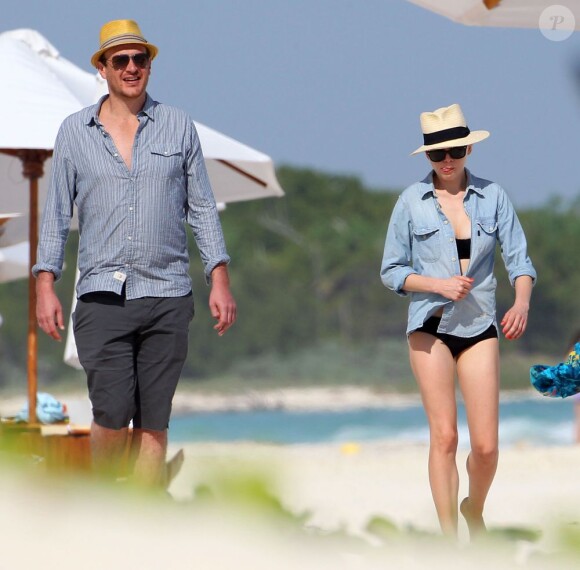 Michelle Williams et Jason Segel à la plage à Cancun avec l'actrice enceinte Busy Philipps