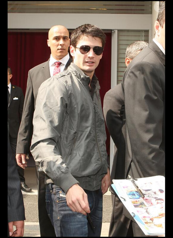 L'acteur James Lafferty quitte son hôtel à Paris, le 21 avril 2009.